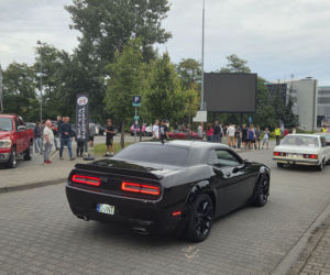 Motoryzacyjne legendy pod Torbydem. „Bydgoskie Klasyki Nocą” znów przyciągnęły tłumy