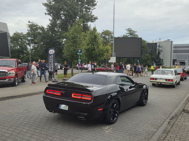 Motoryzacyjne legendy pod Torbydem. „Bydgoskie Klasyki Nocą” znów przyciągnęły tłumy