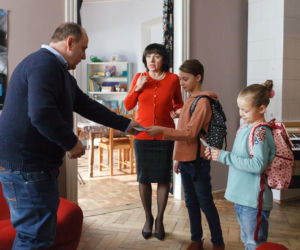 O mnie się nie martw 4 sezon odc. 4. Helenka (Maja Kwaśny), Oliwka (Oliwia Dąbrowska), Witold (Sławomir Orzechowski), Irenka (Hanna Śleszyńska)