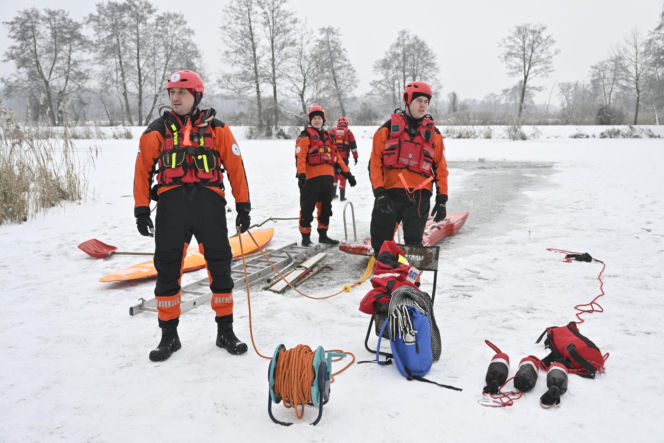 Gdy załamie się lód. Co robić, by uratować siebie lub kogoś, gdy wpadnie do wody?