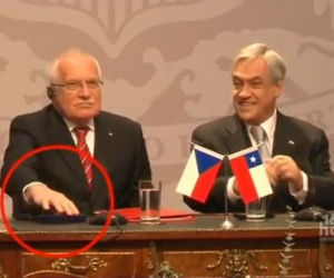 Prezydent Czech Vaclav Klaus ukradł pióro?