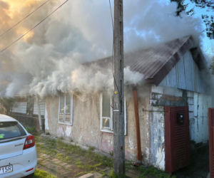 Pożar domu przy ul. Domaszowskiej w Kielcach. Jedna osoba trafiła do szpitala