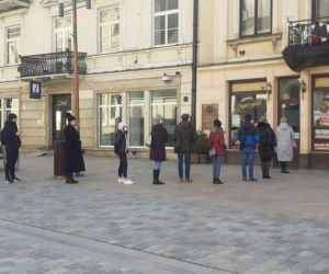 Lublinianie czekają nawet 1,5 godziny po pączki! [GALERIA]