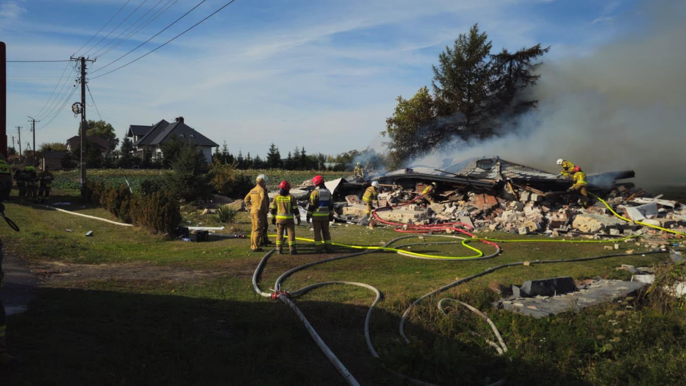 Miłków-Kolonia. Dom runął po wybuchu. Zginął 75-latek, jego żony i syna nie było w środku