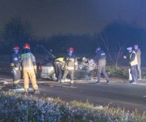 Z dwoma promilami wjechał w latarnie i drzewo. Masakra na Mokotowie