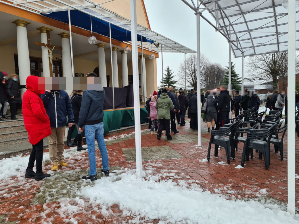  Dąbrówki: pogrzeb 17-letniej Pauliny. Rodzice pożegnali córkę, tuląc trumnę [ZDJĘCIA]