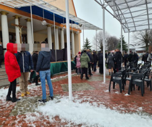  Dąbrówki: pogrzeb 17-letniej Pauliny. Rodzice pożegnali córkę, tuląc trumnę [ZDJĘCIA]