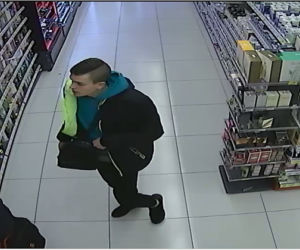 Policja poszukuje złodziei! Nagrał ich monitoring. Poznajesz ich? DZWOŃ na komendę! 