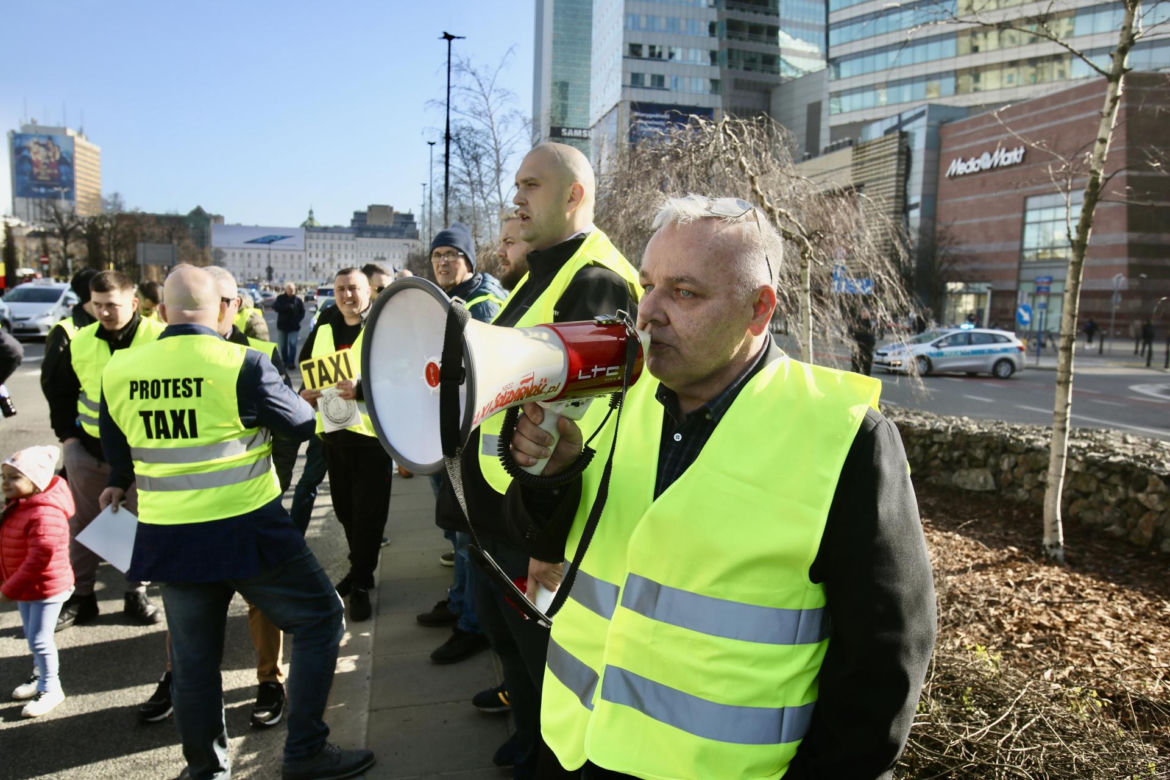 Wielki protest taksówkarzy w centrum Warszawy. Chcą podniesienia stawek!