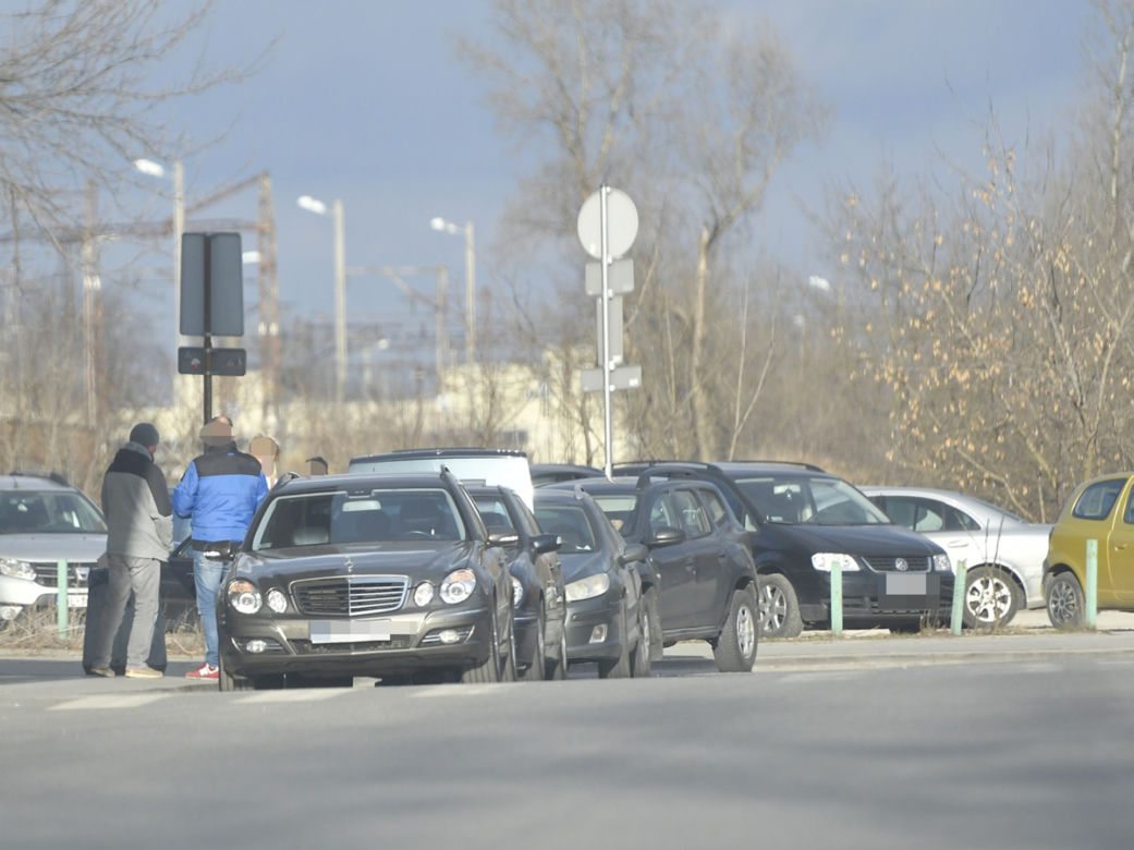 Pseudotaksówkarze żerują na uchodźcach! 50 zł za wejście, 40 zł za kilometr