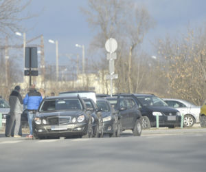 Pseudotaksówkarze żerują na uchodźcach! 50 zł za wejście, 40 zł za kilometr