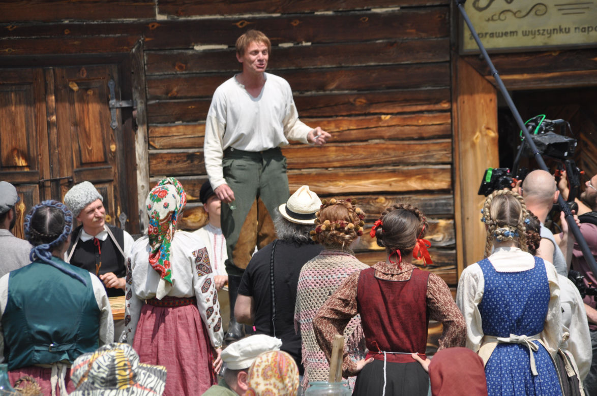 "Sami swoi. Początek". Filmowy kręcili sceny w Muzeum Wsi Kieleckiej w Tokarni