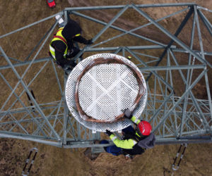 Montaż platformy lęgowej dla rybołowów w Nadleśnictwie Kliniska w okolicach miejscowości Inoujście 