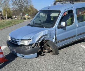 Osobówka zepchnęła busa do rowu