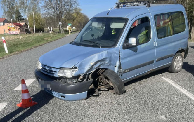 Osobówka zepchnęła busa do rowu