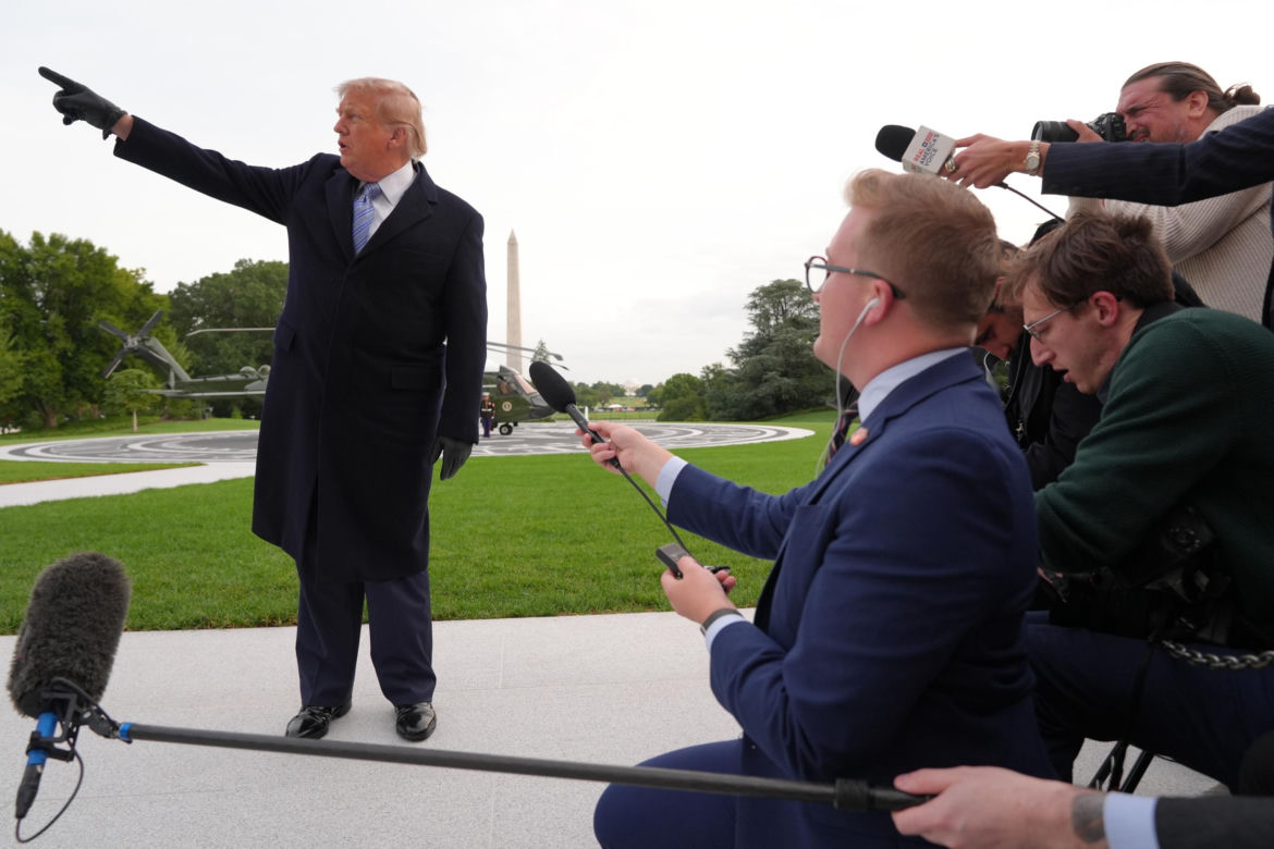Przywódca Chin przyleciał do USA. Też przeszedł po czerwonym dywanie