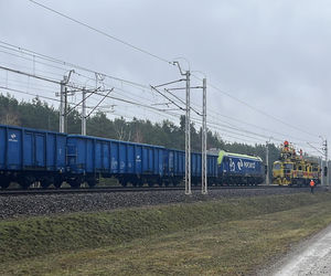 Uszkodzona trakcja i wybita szyba w pociągu. Służby badają tajemnicze zdarzenie