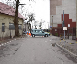 Samochód zastawia wyjazd dla kilkuset osób