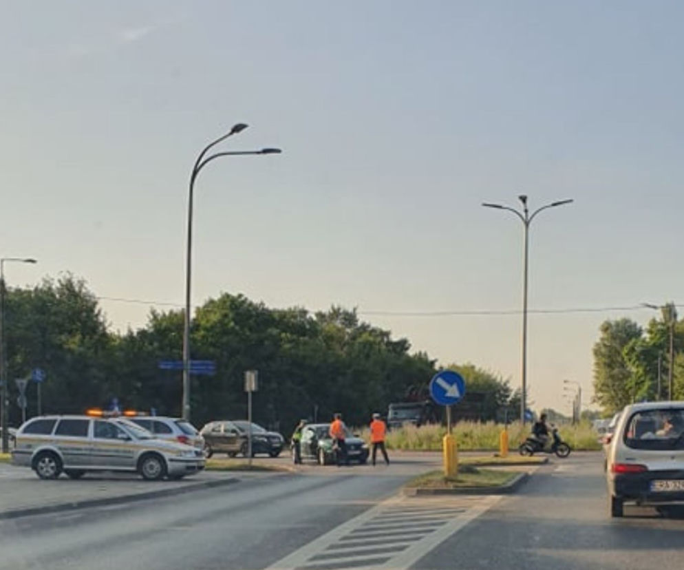 Tragiczny wypadek na Targówku. Nie żyje jedna osoba. Ciężarówka zderzyła się z osobówką