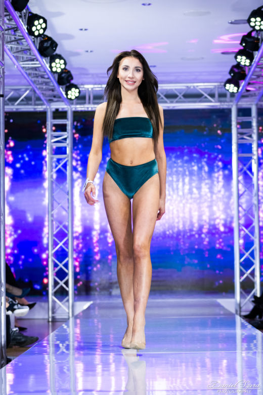 Miss Małopolski 2019. Pokaz mody w strojach kąpielowych