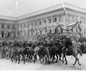 Józef Piłsudski przyjmuje defiladę 1. Pułku Szwoleżerów, 11.11.1927 r.