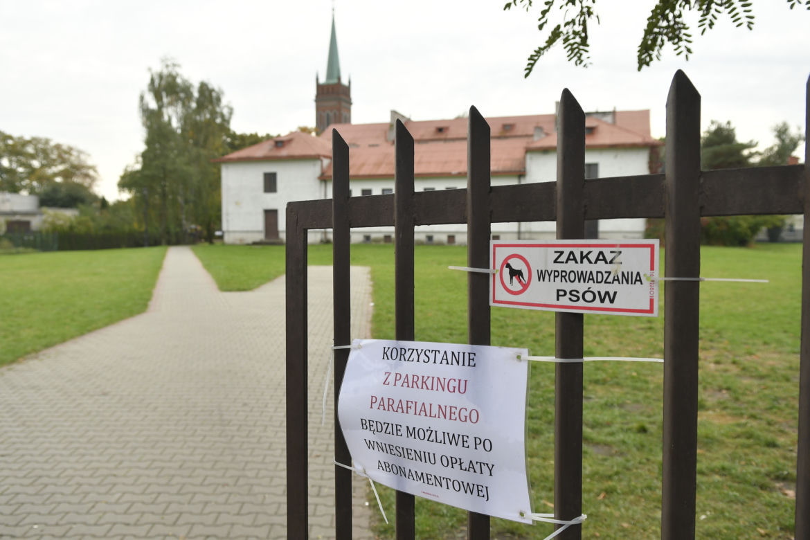 Rodzice puszczają dzieci na ulicę, bo… proboszcz wprowadził abonament za parking. "Gdzie teraz mamy parkować?"