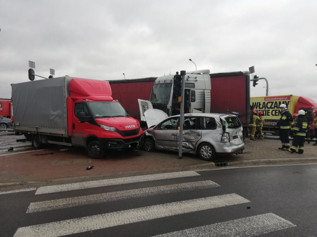 KOSZMARNY KARAMBOL w Rzgowie! Kierowca TIR-a ZMIAŻDŻONY przez przyczepę! Co tam się stało?