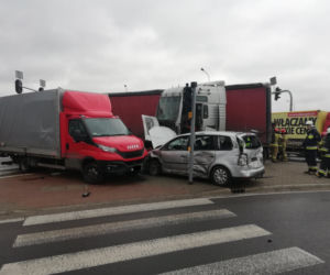 KOSZMARNY KARAMBOL w Rzgowie! Kierowca TIR-a ZMIAŻDŻONY przez przyczepę! Co tam się stało?