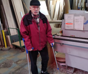 Korwin-Mikke sam zrobił szafkę