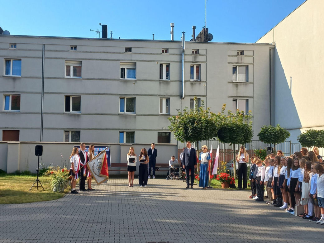 ​Ktoś przemalował strefę „Pocałuj i Jedź” przy Szkole Podstawowej nr 10 w Lesznie. Bo kojarzyła się z barwami Ukrainy