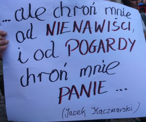  Toruń mówi NIE mowie nienawiści! Tęczowy wiec na Rynku Staromiejskim [ZDJĘCIA]