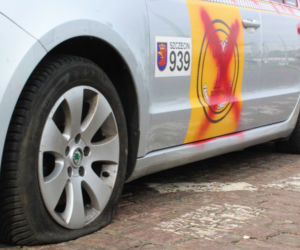Zniszczony samochód TAXI Złotówa