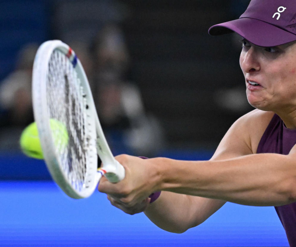 Iga Świątek uderza piłkę rakietą podczas meczu w Wuhan. O jej walce o półfinał przeczytasz na SE Supersport.