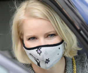 Małgorzata Kożuchowska zasypana kwiatami