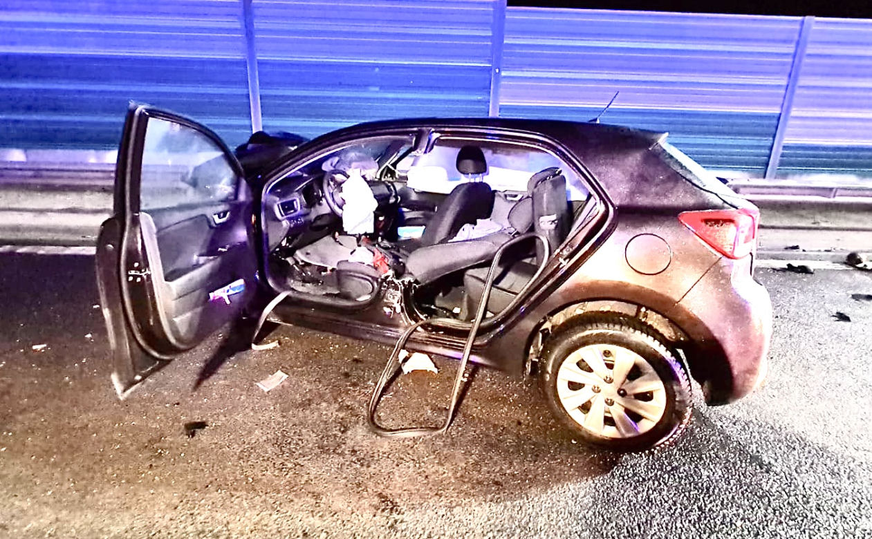 Jechał trasą S8 pod prąd! Volkswagen zderzył się czołowo z kią. 88-latek zmarł w szpitalu