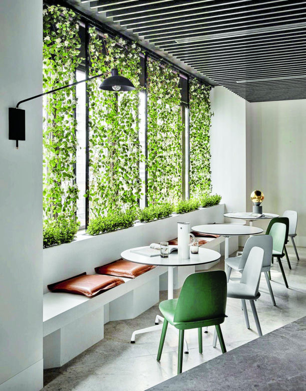 Wnętrza w stylu biophilic – sofa w ogrodzie