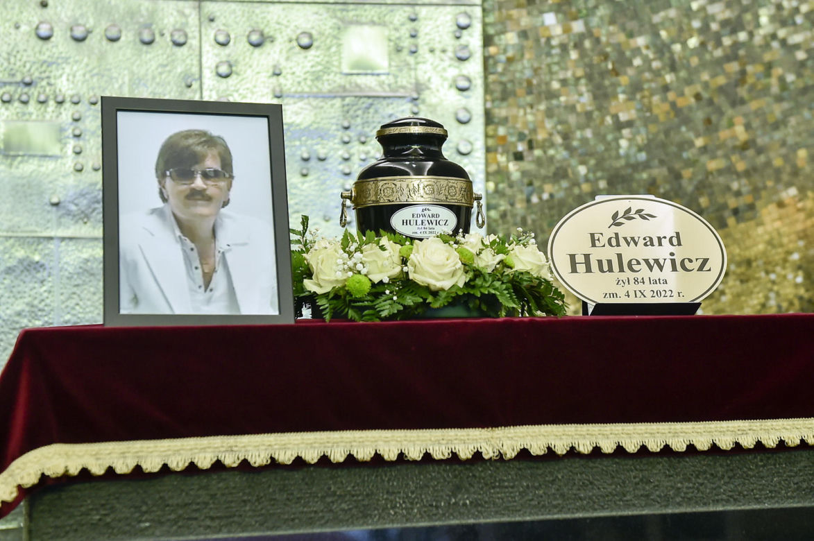 Tak żegnano Edwarda Hulewicza, autora hitu "Bo jedno życie mam". Na pogrzeb legendy polskiej piosenki przybyły tłumy