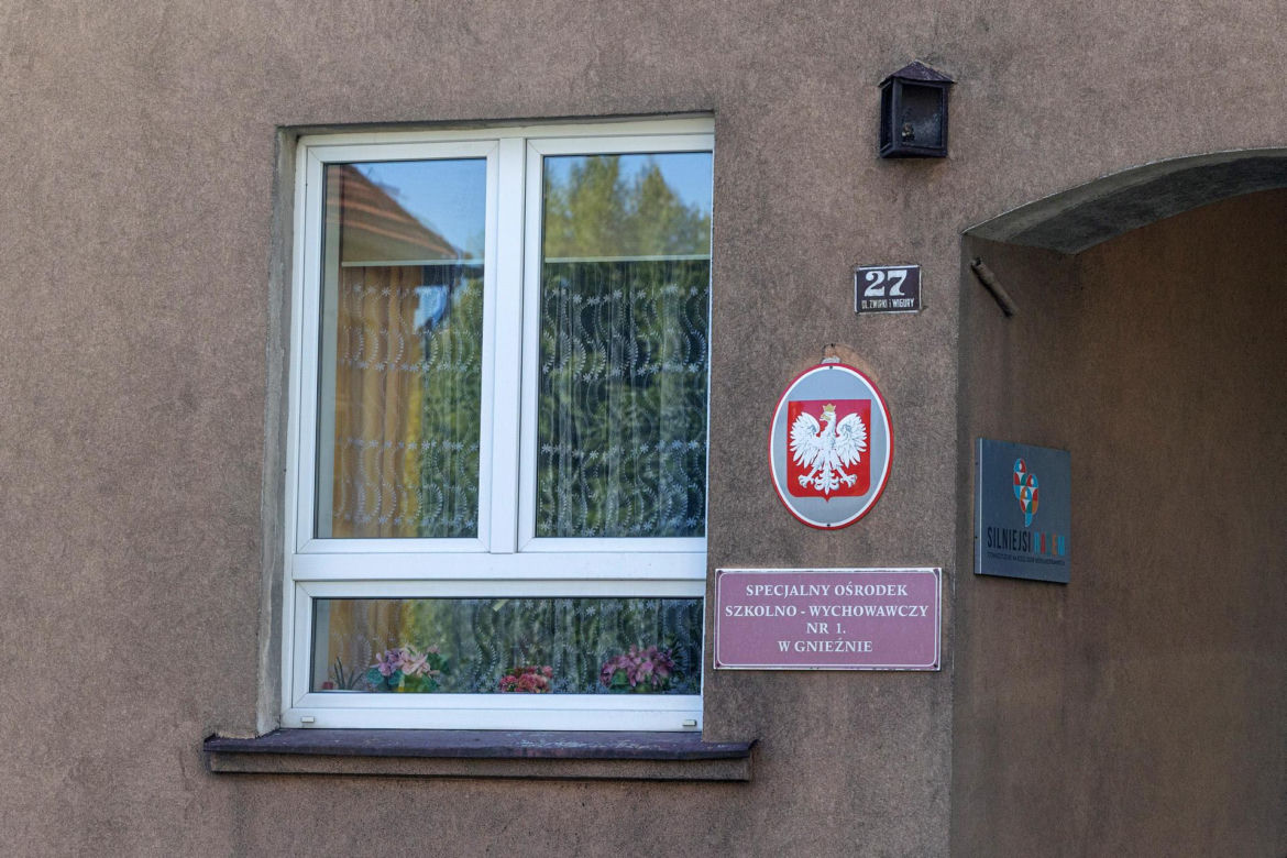 11-latek wypadł z okna szkoły w Gnieźnie