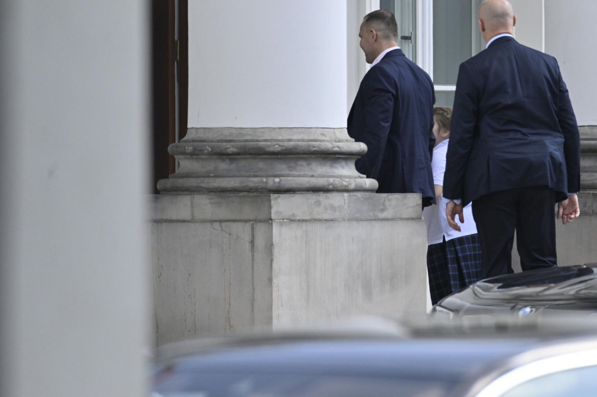 Karol Nawrocki który odbiera Kasię ze szkoły.