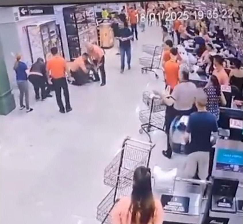 Mąż pracownicy supermarketu uderzył łopatą jej szefa. W sklepie pełno ludzi, wszystko się nagrało!