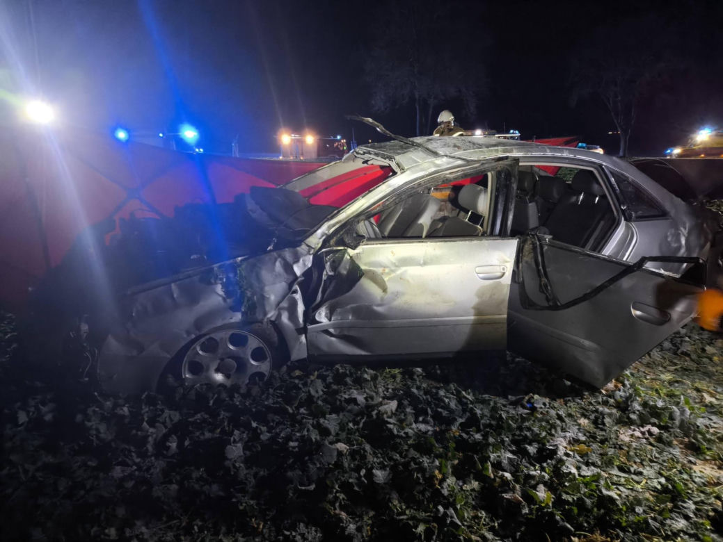 Tragiczne dachowanie na prostej drodze. 18-letni pasażer zginął na miejscu [ZDJĘCIA]