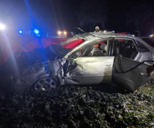 Tragiczne dachowanie na prostej drodze. 18-letni pasażer zginął na miejscu [ZDJĘCIA]