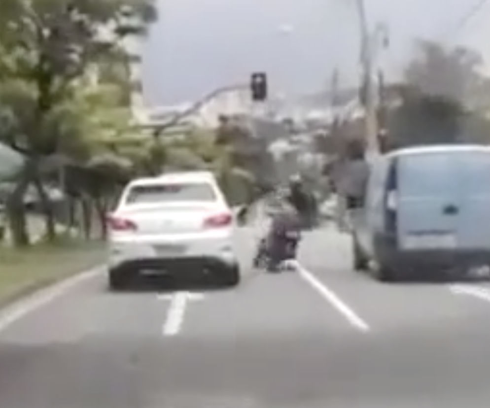 Motocyklista kopnął samochód