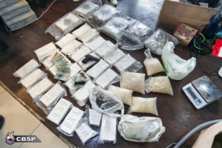 Akcja CBŚP jak z filmów! Wielkie pieniądze, broń, zegarki i narkotyki, które odurzyłyby pół Polski