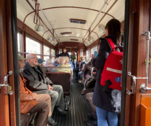 Niezwykły tramwaj z powstańcami. Wycieczka po Warszawie jak przed wojną