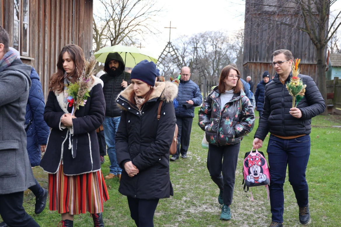 Niedziela Palmowa w lubelskim skansenie. Wokół kościoła z Matczyna przeszła procesja