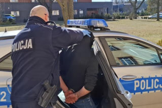 Pijany kierowca rozbił auto i zasnął. Spacerowiczka myślała, że nie żyje