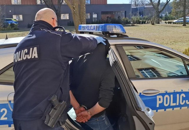 Pijany kierowca rozbił auto i zasnął. Spacerowiczka myślała, że nie żyje