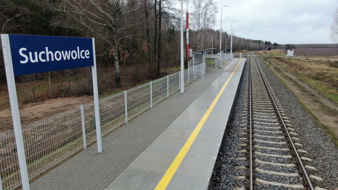 Zmodernizowany przystanek Suchowolce. Widok na peron i tory.