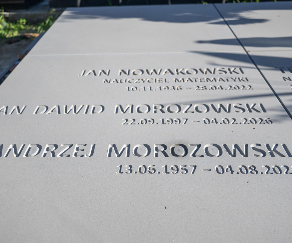 Płyta nagrobna z nazwiskami Andrzeja Morozowskiego i jego syna Jana. O ich wspólnym grobie przeczytasz na SE.